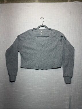 Alo V-Neck Cropped Knit Sweater - Gray